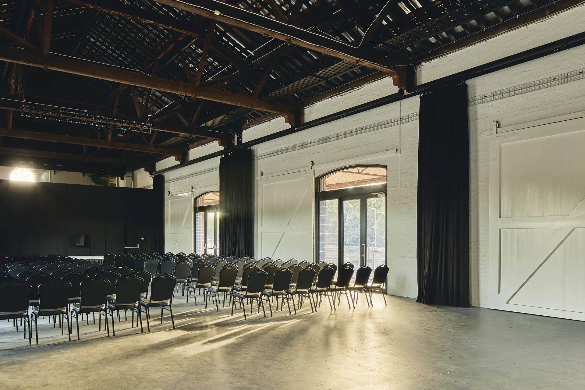 The new interior works are dark and in muted tone, allowing a contrast with the existing fabric and roof structure, bridging the past heritage with its present purpose.