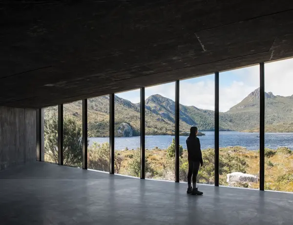 Dove Lake Viewing Shelter